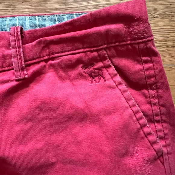 Abercrombie & Fitch red slightly distressed preppy short - Picture 3 of 7